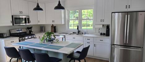 Geladeira, micro-ondas, cooktop, lava-louças