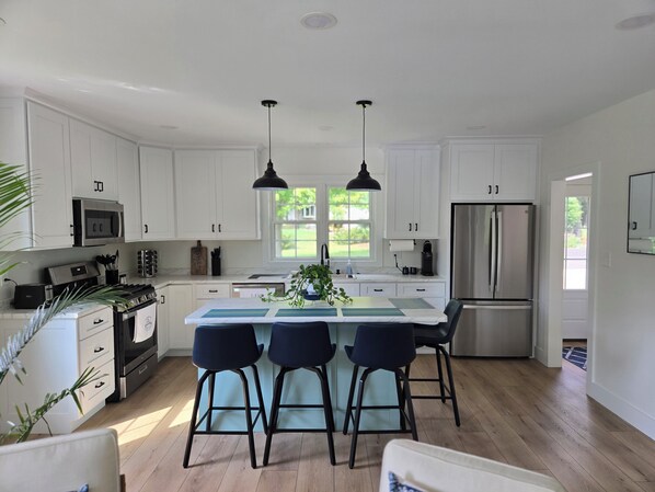 Refrigerador, microondas, parrilla de estufa y lavavajillas