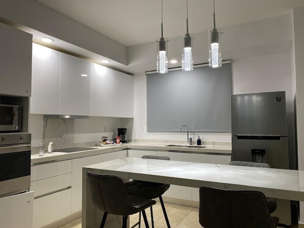 Micro-ondes, four, plaque de cuisson