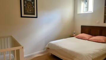 Travel cot, free WiFi, bed sheets