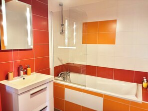 Séchoir à cheveux, serviettes fournies, savon, shampooing