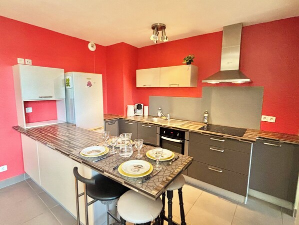Fridge, oven, stovetop, dishwasher
