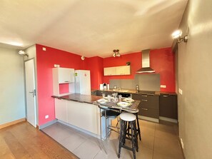 Réfrigérateur, un four, surface de cuisson, lave-vaisselle