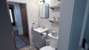 Sèche-cheveux, serviettes fournies, papier toilette