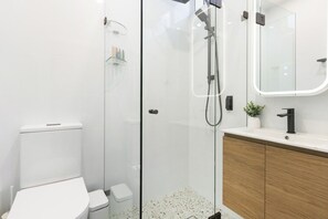 Een haardroger, handdoeken, shampoo, toiletpapier