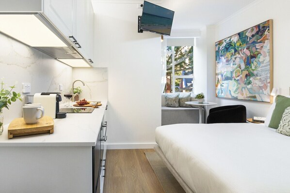 Een strijkplank/strijkijzer, gratis wifi, beddengoed