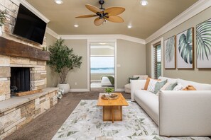 Smart TV, fireplace