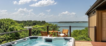 3800sf Lake Front Home, Hot Tub, Next to Boat Ramp and Park, Centrally Located!