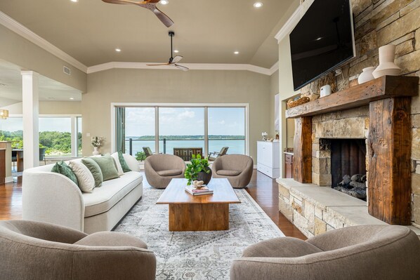 Smart TV, fireplace - 3800sf Lake Front Home, Hot Tub, Next to Boat Ramp and Park, Centrally Located! (Belton)
