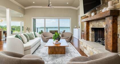 3800sf Lake Front Home, Hot Tub, Next to Boat Ramp and Park, Centrally Located!