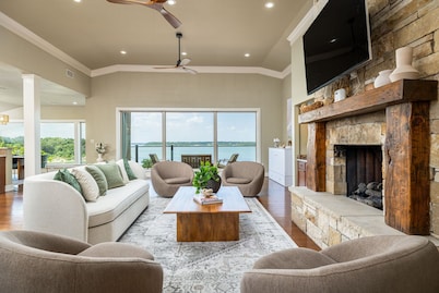 3800sf Lake Front Home, Hot Tub, Next to Boat Ramp and Park, Centrally Located!