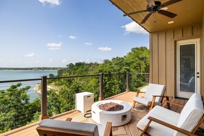 Terrace/patio - 3800sf Lake Front Home, Hot Tub, Next to Boat Ramp and Park, Centrally Located! (Belton)