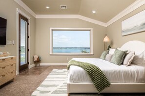 4 bedrooms, iron/ironing board, WiFi, bed sheets - 3800sf Lake Front Home, Hot Tub, Next to Boat Ramp and Park, Centrally Located! (Belton)