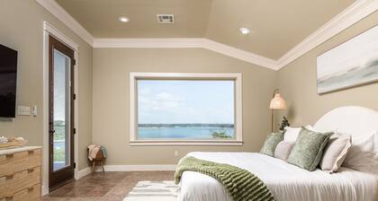 3800sf Lake Front Home, Hot Tub, Next to Boat Ramp and Park, Centrally Located!