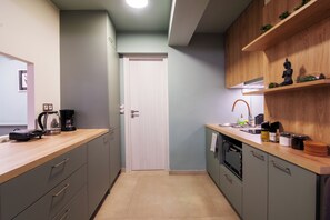 Studio, 1 Double Bed, Kitchen, City View | Private kitchen | Full-sized fridge, oven, stovetop, coffee/tea maker