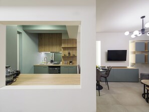 Studio, 1 Double Bed, Kitchen, City View | Private kitchen | Full-sized fridge, oven, stovetop, coffee/tea maker