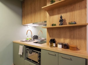 Studio, 1 lit double, cuisine, vue ville | Cuisine privée | Grand réfrigérateur, four, plaque de cuisson, cafetière/bouilloire