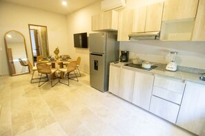 Kühlschrank, Mikrowelle, Herdplatte, Wasserkocher mit Kaffee-/Teezubehör