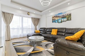 Living area - 2-bedroom apartment in charming Westlands, Nairobi, with WiFi, fitness room (Nairobi)