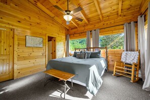 4 habitaciones, escritorio y tabla de planchar con plancha
