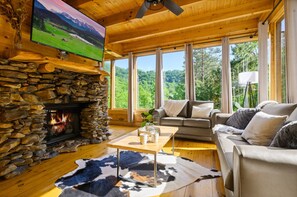 Smart TV y chimenea 