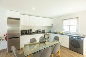 Microwave, oven, stovetop - View of the Lighthouse (Lagoa)
