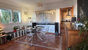 A spacious kitchen with a dining area, large windows, and a view of the outdoors. - Parc du Montnegre, villa with magnificent sea view (Tordera)