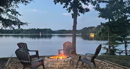 LAKE LIFE !!!
Charming 3-bedroom cottage with dock and boat ramp on Weiss Lake