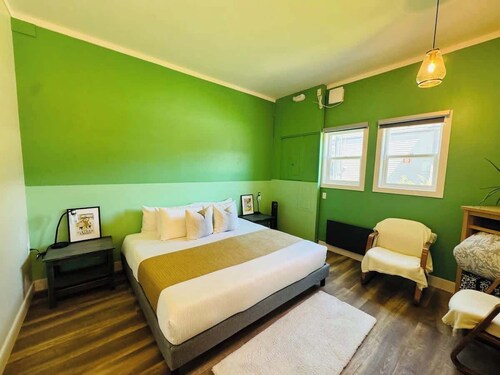 Renovated Retreat, Walk to Trails and Dog Friendly