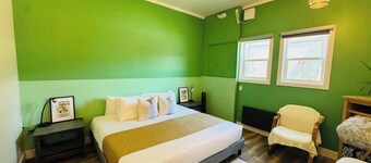 Renovated Retreat, Walk to Trails and Dog Friendly