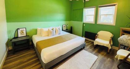 Renovated Retreat, Walk to Trails and Dog Friendly