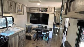 Frigorífico, microondas, horno y placa de cocina