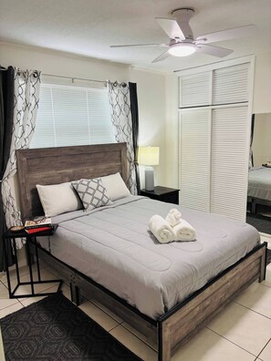 Tabla de planchar con plancha, wifi y ropa de cama