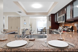 Fridge, microwave, oven, dishwasher - FIFA!  3 miles to Miami Stadium. King bed-Grill-Free Parking. Midpoint location! (Miramar)