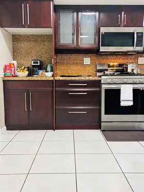 Mikrowelle, Ofen, Herdplatte, Geschirrspüler