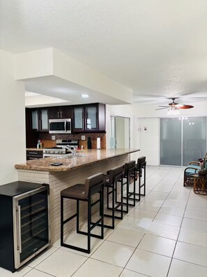 Mikrowelle, Ofen, Herdplatte, Geschirrspüler