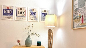 A wall with four framed license plates from Bordeaux, Los Angeles, San Francisco, and Yokohama. - Family home with large terrace 100m from the beach, (Lège-Cap-Ferret)