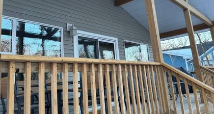 Lake Winnipeg West Shore Retreat in the Village of Dunnottar