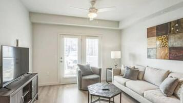 Een televisie en een open haard