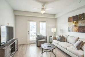 Een televisie en een open haard