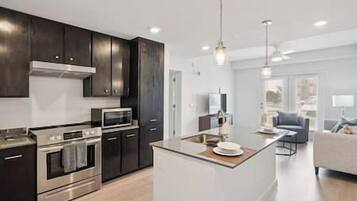 Jääkaappi, mikroaaltouuni, uuni, liesi