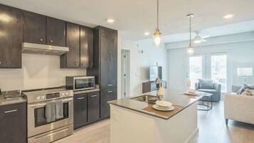 Refrigerador, microondas, horno y parrilla de estufa