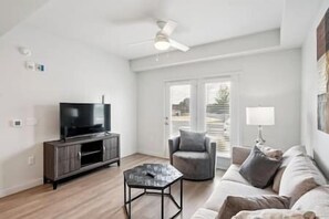 Televisión y chimenea 