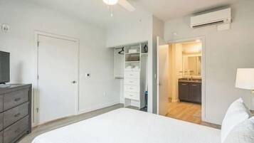 1 slaapkamer, een strijkplank/strijkijzer, wifi