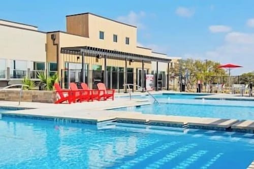 Modern Marble Falls Getaway • Pool + Gym • Lake