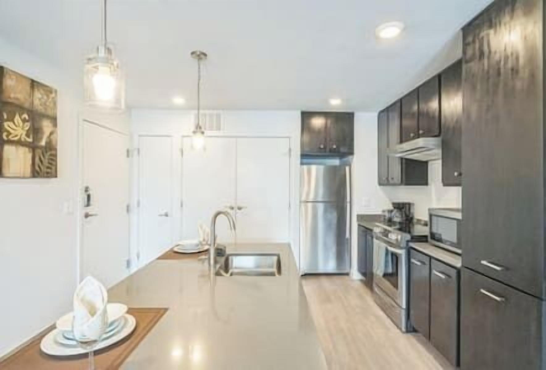 Kjøleskap, mikrobølgeovn, ovn og kokeplater