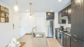 Een koelkast, een magnetron, een oven, een kookplaat