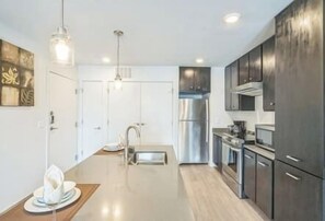 ثلاجة، ميكروويف، فرن، موقد طهي مسطح