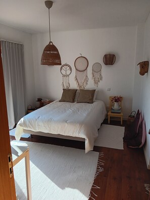 3 habitaciones, tabla de planchar con plancha, wifi y ropa de cama