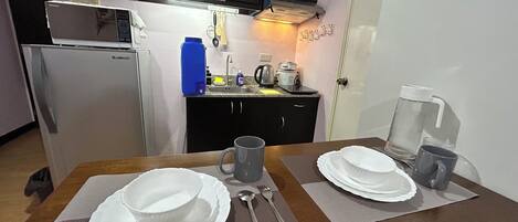 Fridge, microwave, stovetop, cookware/dishes/utensils